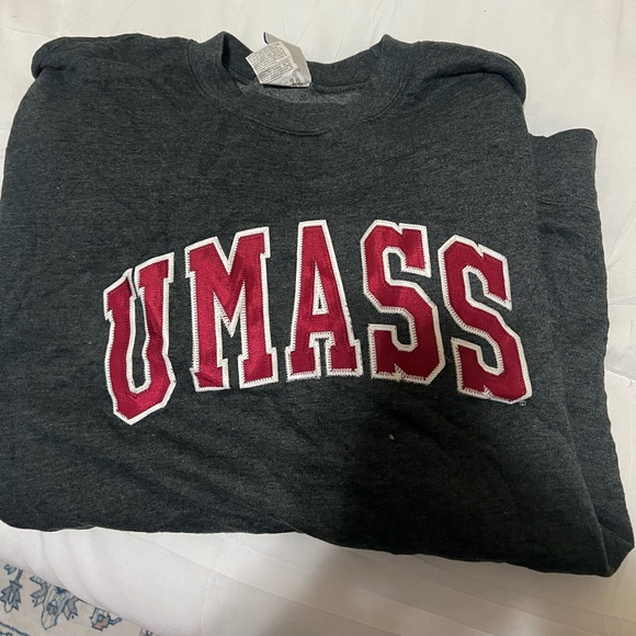 UMASS crewneck - Picture 2 of 3